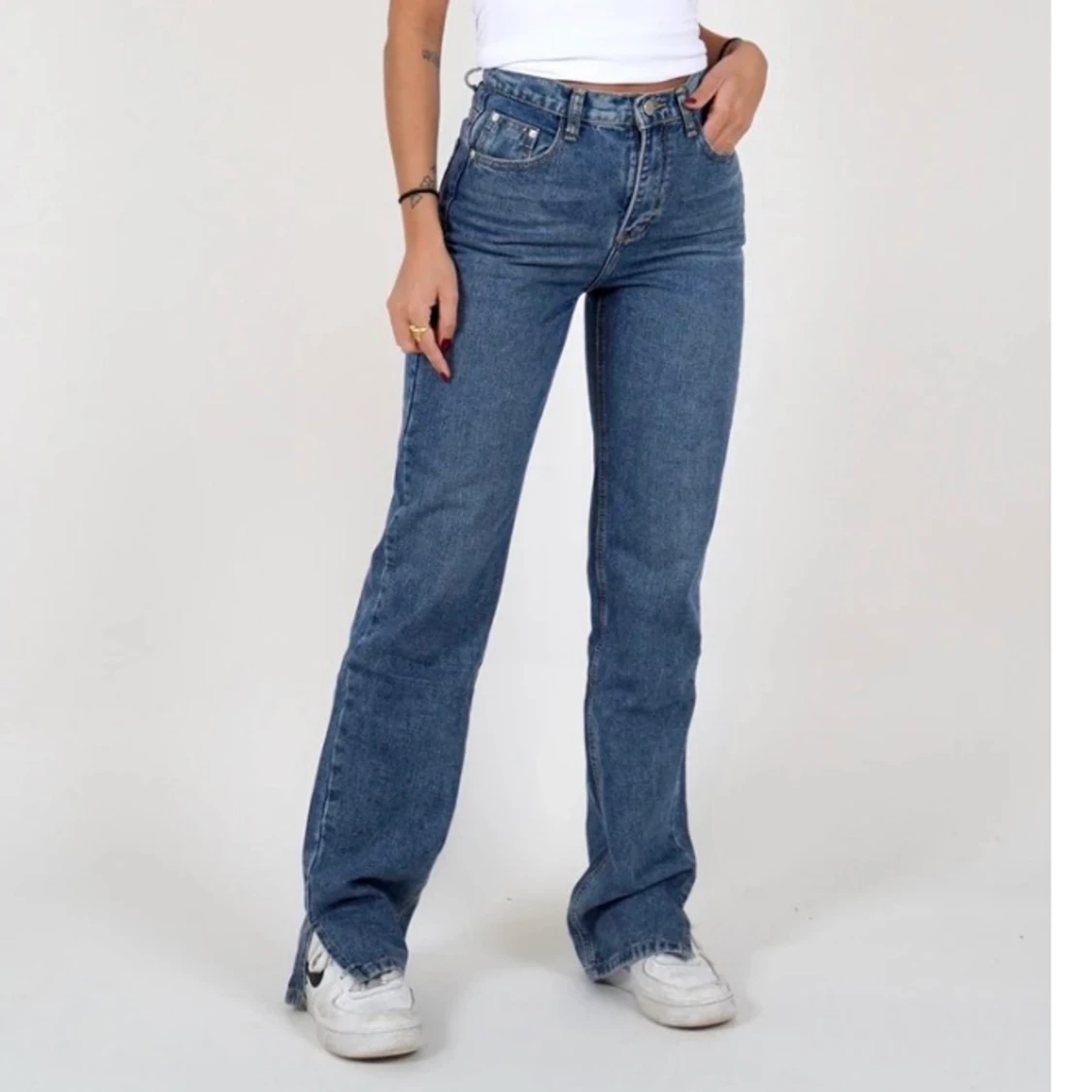 Mörkblåa jeans med slit