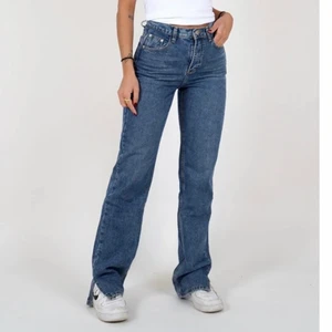 Mörkblåa jeans med slit - Lexi jeans från venderby’s. Köpta för 640kr. Storlek XS/S