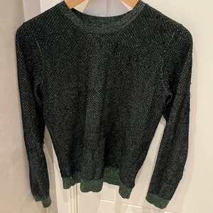 Grön och svart glittertröja  - Jag säljer denna gröna och svarta glittertröja från Monoprix. Köpt i Paris, Den är i fransk storlek 0. Sitter som en XS/S💝. Buda!