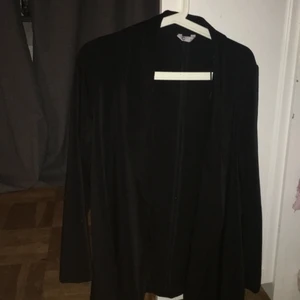 KAPPA - Säljer en billig kappa för 200kr ja kanske kan ta mer priser kappan är ganska tun 