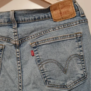 Levis boot cut jeans vintage  - Low rise, boot cut, köpt av humana för ett par år sen, själv har jag inte använt de så jättemycket, vintage look, sitter fint och inte för tight
