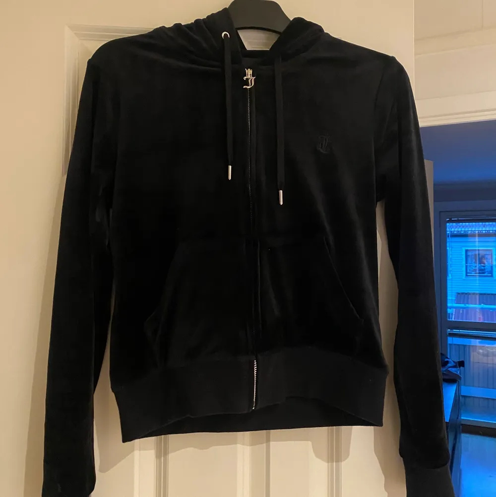 Säljer nu min helt oanvända svarta jucy tröja köpt på Raglady för 1100 kr. Kan tänka mig att sälja för 1000 eller eventuellt byta mot en storlek S💙💙. Hoodies.