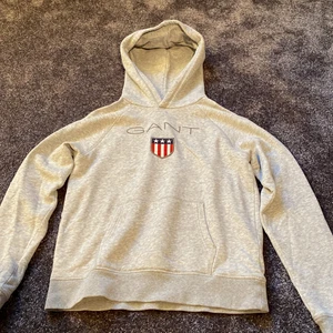 Gant hoodie  - Säljer min fina gråa gant hoodie. Den är i fint skick och inte mycket använd. Den är i storlek 170 och säljer den för 200kr