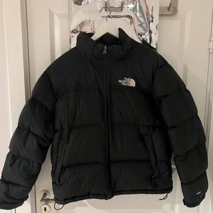 North Face Nuptse - Säljer nu min North Face jacka som är i väldigt bra skick därav priset. 
