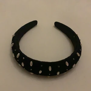 Diadem med pärlor på - Trendigt diadem med pärlor på, säljer eftersom den inte kommer till användning 