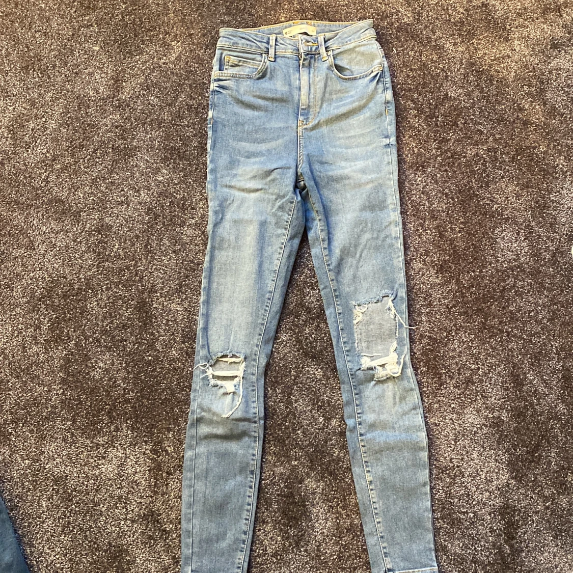 Blåa högmidjade jeans