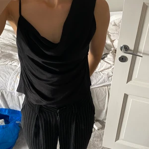 Asymmetrisk topp - Säljer denna fest topp från Zara i storlek S