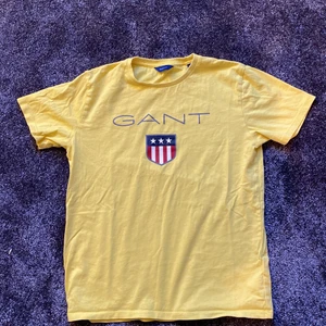 GANT t-shirt  - Säljer min gula gant t-shirt som jag använt ett få tal gånger. Super fin kvalite, storlek 158/164. Säljer den för 100kr