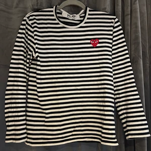 Comme des garcons tröja - En svart- och vitrandig CDG tröja i storlek S. I superbra skick!