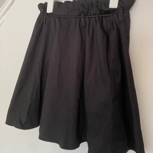 Svart kjol - Svart kjol med fickor. Inte använd mycket.