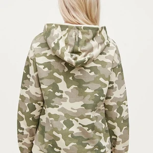 Camoflage hoodie, Ellos - Standard pris= 279kr nypris= 10kr, inte använd, inga märkwn elelr nått storlek= 152, köpt är köpt. Står inte för leveransens slarv.