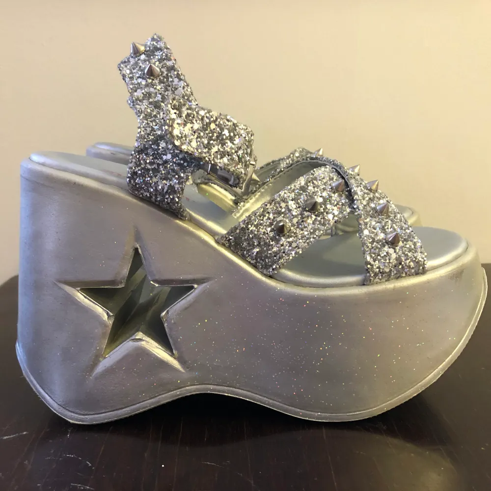 Demonia platåskor med glitter och cut out stjärnor. Använda endast 2 gånger. säljer pga kommer inte till användning. Perfekta skorna till nyår! ✨✨ Platån är 13cm hög bak och 8cm fram. . Skor.