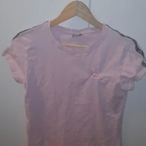 Kappa t-shirt - En rosa kappa t-shirt, i storleken 12! Den är knappt använd. Säljer pågrumd av att jag inte använder den. Jätte fin baby rosa typ, och ser som ny ut. Lite skrynklig men sträcker den innan jag skickar iväg den+ny tvättad.  Köpare står för frakten. Priset kan diskuteras. Kontakta via dm vid frågor