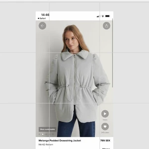 Jätte fin Jacka i Unik form från NA-KD  - Jätte fin jacka i unik form som är helt ny. Lappen finns kvar. Säljs pga att  den passade inte min syster som jag köpte  jackan till och jag hunnit inte retunera denna. Jackan passar 34 Och även 36 Petite. Verkligen är en väldigt ubik jacka i form och färg!! 😍 säljs för 550kr inkluderar Frakt! 