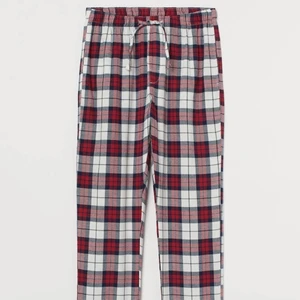Rutiga pyjamasbyxor - Nu säljer jag dessa röd rutiga pyjamasbyxor från HM. Byxorna är i herr modell!  Säljer de endast pga att de tyvärr är lite för korta på mig! Väldigt sköna och nu slutsålda, Köpte de på Hm för 199kr och nu säljer jag de för 125kr💓 (lånad bild från hm hemsida)  (bud på 160kr)