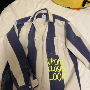 ZARA Jacka  - Super snygga jacka som jag inte har använt, den är i ny skikt ~ är i en S för killar men passar bra till tjejer med ~~