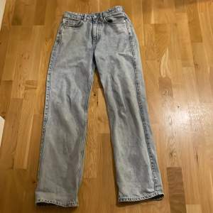 Jag säljer nu mina Weekday jeans 27/30. Jag säljer dom eftersom dom har blivit för små på mig. Jag har haft jeansen i ungefär ett halvår och nu säljer dom för 125kr!