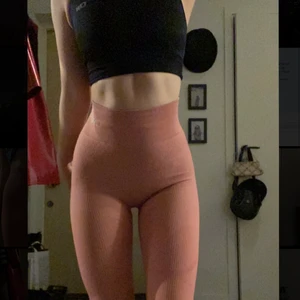 ICIW träningstights - Rosa träningstights från ICIW. Använda 1 gång och verkligen snygga och formar kroppen fint! Kan skicka fler bilder om så önskas💕💕