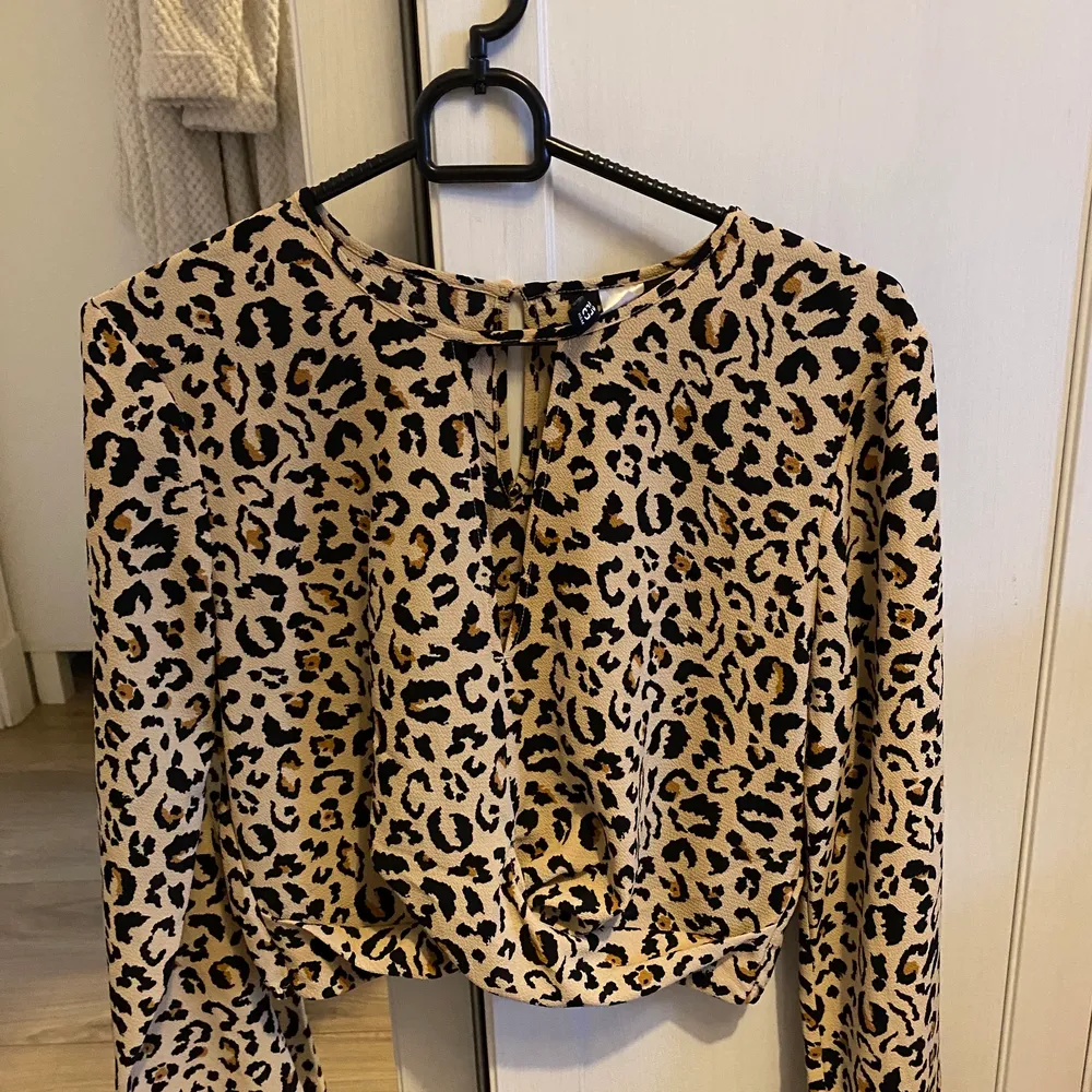 Superfin tröja med leopardmönster, använd fåtal gånger och i bra skick!. Tröjor & Koftor.