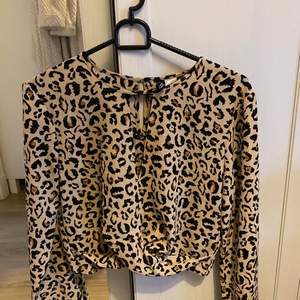 Superfin tröja med leopardmönster, använd fåtal gånger och i bra skick!