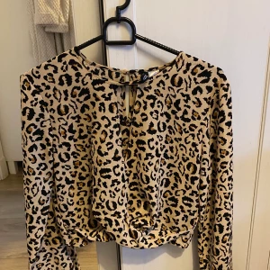 Leopard tröja - Superfin tröja med leopardmönster, använd fåtal gånger och i bra skick!