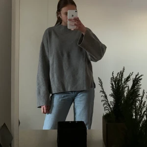 Stickad tröja  - Säljer denna ljusgrå stickad tröja då den inte kommer till andvänding.💕