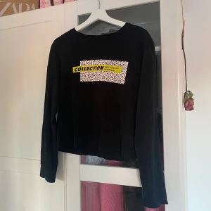 Långärmad svart tröja - Långärmad svart tröja med tryck på från ginatricot. Är i storlek S och i fint skick. Kontakta för fler bilder. Pris kan diskuteras.