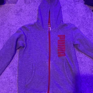 Puma tröja med dragkedja  - Sliten i ärmarna och vid dragkedjan