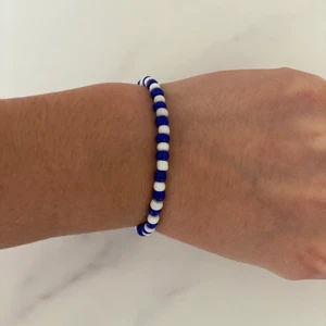 Blå-vitt handgjort armband! - Detta armband är handgjort, för alla åldrar!