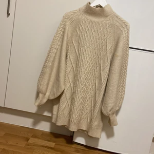 Klänning  - Aldrig andvänd   En vinter / höst klänning i Storlek M