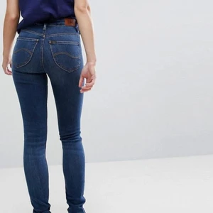 Lee -Scarlett high  - Passar ej i jeansen så tog en lånad bild, mina är tog ljusare än på första bilden! Storleken är W27 L31