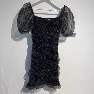 h&m klänning  - klänning från h&m, så fin 🧡 använd 1 gång, sitter så så snyggt på då den sitter åt som en bodycon! går ovanför knäna