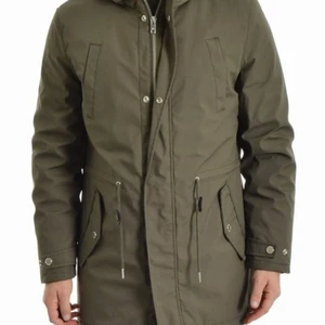 Armygrön dunjacka från Minimum  - Armygrön dunjacka från Minimum. Med YKK-zippers och tryckknappar. Thinsulatefoder så den är tålig mot vind och regn. Fickor för händerna och högt sittande fickor med tryckknappar. Inneficka med dragkedja och dragsko i midjan. Hög kvalitet. Normala storlekar. Värme 4/5. (187cm/86kg och strl L) Skal: 100% polyester, Fodring: 50% dun, 50% fjäder. Ordinarie pris 2199:- 