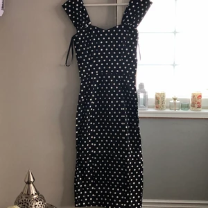 Polka dot pencil dress  - En jättesnygg prickig pencildress från collectif i storlek XXS. Helt ny och oanvänd och fortfarande lappar kvar. Ligger fortfarande i påsen! Endast tagit ut den ur påsen för att fota den! 