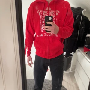 Best yet to come hoodie - Röd rhinestone hoodie från best yet to come. I perfekt skick aldrig använd då den inte passade. Storlek L