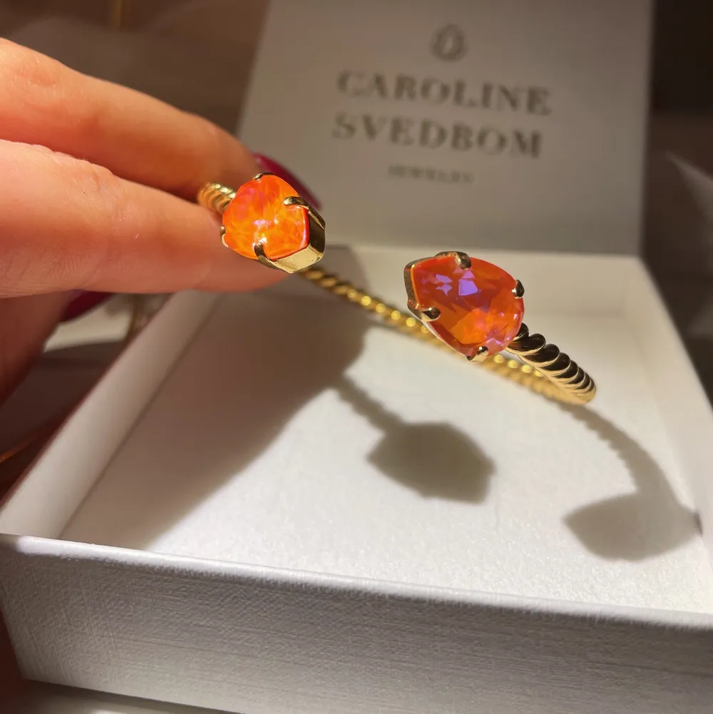 Mini drop bracelet från Caroline Svedbom i färgen orange glow delite. Accessoarer.