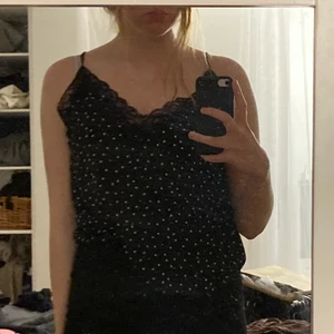 Linne med spets  - Linne med spets och stjärnmönster köpt från H&M i strl M, är fin att både använda som topp till en byxa och som nattlinne!   Vid frågor är det bara att skriva!🥰  Nytvättad!