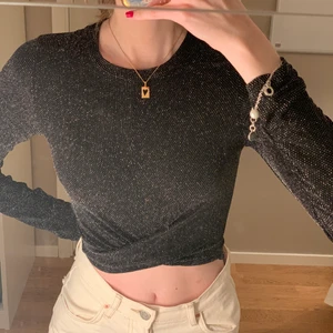 Topp - Snygg topp i stl XS från HM. Endast använd vid ett tillfälle. Säljer den då den tyvärr är för liten för mig.