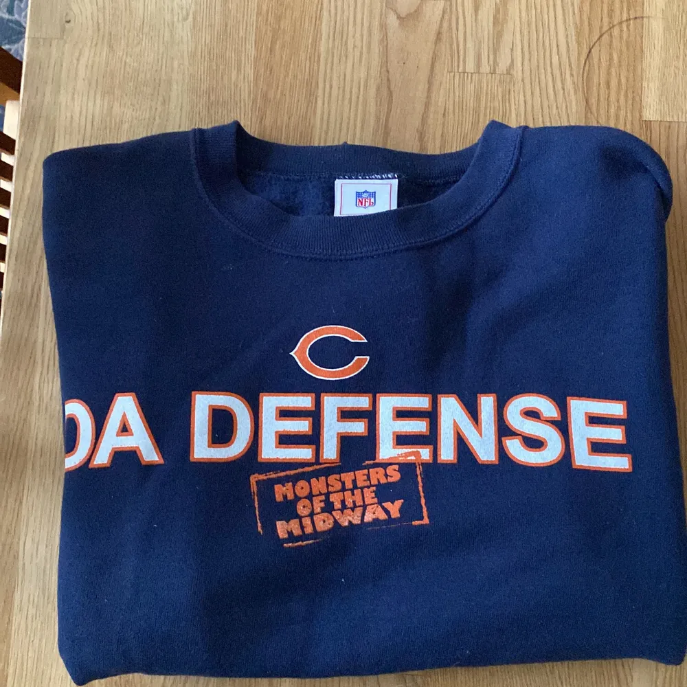 Riktigt snygg vintage NFL tröja med laget Chicago Bears. Fint skick. Passar som herr medium. . Tröjor & Koftor.