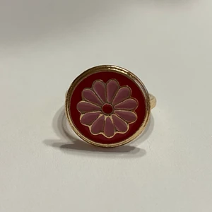 Ring - Rund silverring med en blomma-design.