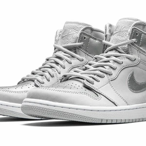 Jordan 1s Japan HIGHS - Status: Kvar ✅ Jordan 1s Japan  - Strl: 44 passar mig som har 42 - Skick: 8/10 (lite scratch märken)  (buda) - Frakt ingår FINNS PÅ STOCKX