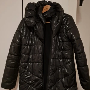 Dunjacka  - Svart dunjacka, lång, skön, 