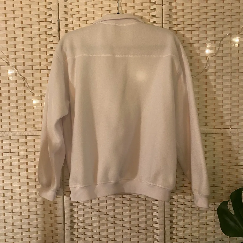Vit zip up tröja från Junkyard storlek S (passar även M) använd fåtal gånger fint skick! . Tröjor & Koftor.