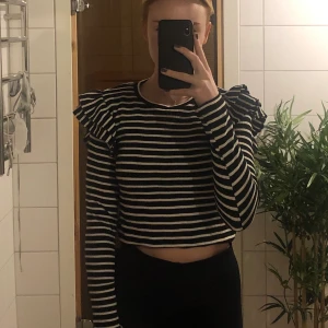 Tröja ifrån Zara - Säljer denna fina randiga tröja ifrån zara! Endast använd 1 gång, mycket bra skick! Frakt tillkommer!