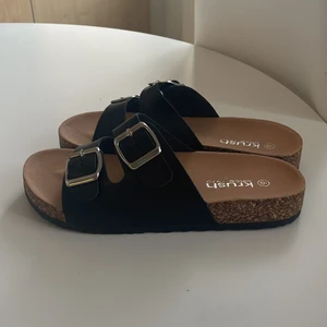 Tofflor storlek 39 - Helt nya tofflor, storlek 39, dock små i storleken. Aldrig använda då de va försmå 