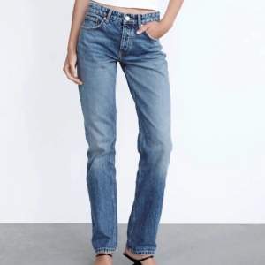 Superfina för tillfället slutsålda jeans ifrån zara som tyvärr är i fel storlek för mig🖤 Annars superfin passform samt underbar färg! Nyskick💓