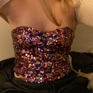 Zara paljettopp - Jätte exklusiv och eftertraktad topp på zara som är slutsåld på hemsidan strl XS☺️🧚‍♀️prislappen är på fortfarande och aldrig använd😇