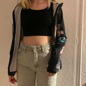 Tränings kofta knappt använd.  - Pris + frakt 66kr eller kom och hämta. 