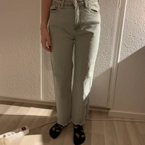 Grön beiga jeans - Pris + frakt 66kr eller kom och hämta. 