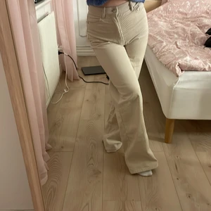 Manchester byxor - Beiga vida högmigjade byxor från H&M, tyget är i manchester. Säljer då dom inte har kommit till användning utan endast testade så dom är i nyskick!💕 Kom i chatten för frågor!